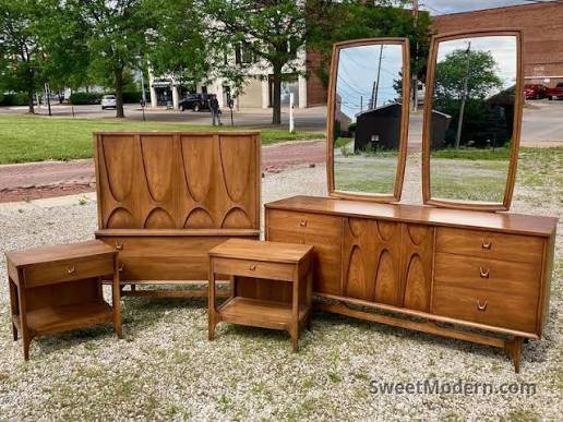 1980's Broyhill Premier Ming Collection Bedroom Set product image